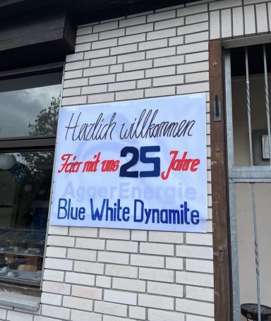 Bunte Willkommensnachricht für das 25-jährige Jubiläum von Blue White Dynamite.