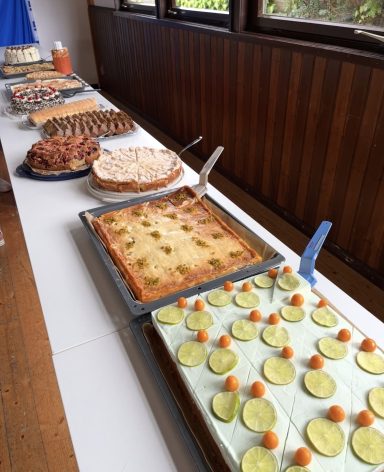 Eine Auswahl verschiedener Kuchen und Torten auf einem Tisch.